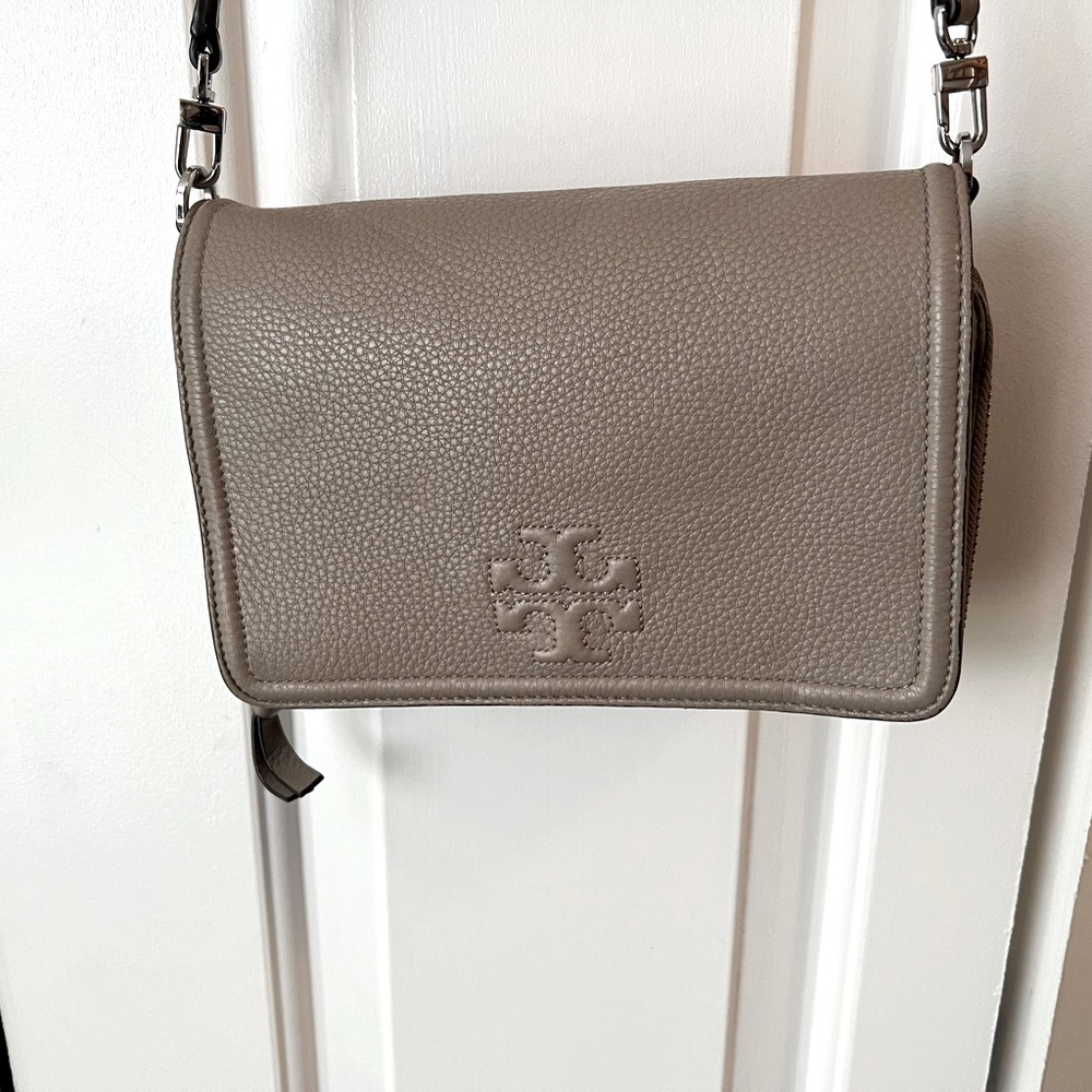 Tory Burch McGraw Wallet crossbody. Adjustable strap 23 1/2” at it’s longest